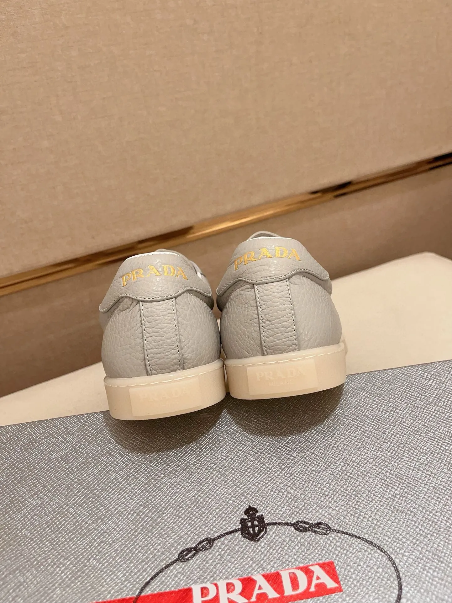 Men's shoes 💰 540💰 ✔️✔️✔️Higher version High-quality new PRADA (Prada) counters are launched at the same time. The new men's shoes and 😘 fabrics are made of high-tech glue-making technology. Lining: Full cowhide lining. 👍🏿 High-end ☄️ air-cushion molded anti-slip rubber outsole, exquisite lines, simple and elegant, comfortable and high-end for leisure travel. Code number: 38 to 44 (45 can be customized and cannot be returned or exchanged)